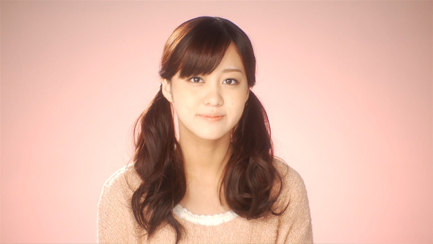 「君は自転車 私は電車で帰宅」PVより、萩原舞のソロショット。