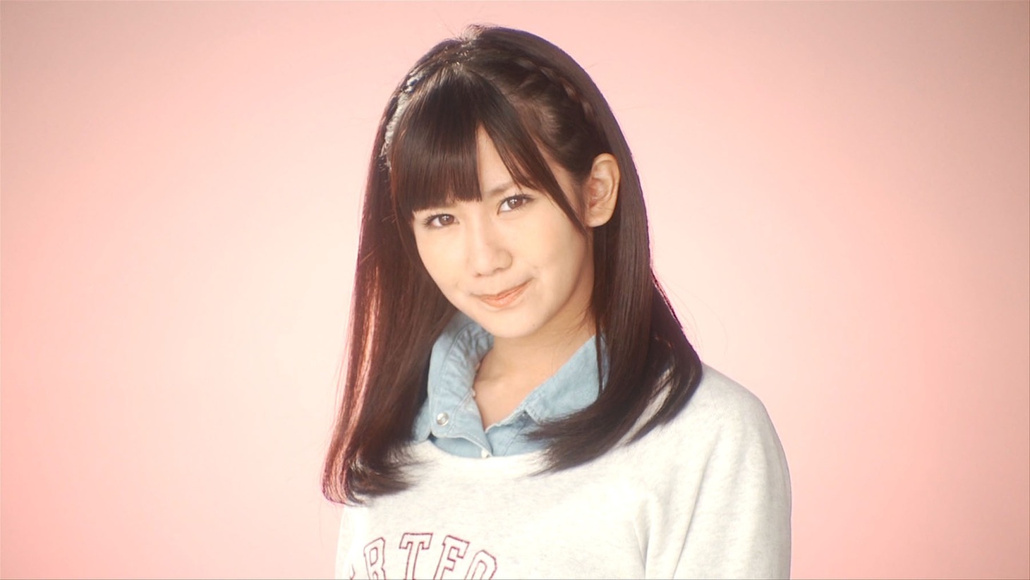 「君は自転車 私は電車で帰宅」PVより、岡井千聖のソロショット。