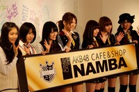 「AKB48 CAFE & SHOP NAMBA」をアピールするAKB48＆NMB48メンバー。写真左から小鷹狩佑香、城恵理子、山本彩（以上NMB48）、高城亜樹、片山陽加、小林香菜、前田亜美（以上AKB48）。 (C)AKS
