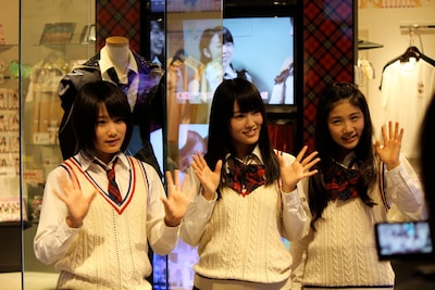 NMB48メンバー。写真左から城恵理子、山本彩、小鷹狩佑香。 (C)AKS