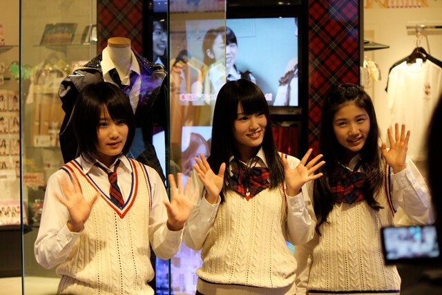 NMB48メンバー。写真左から城恵理子、山本彩、小鷹狩佑香。 (C)AKS