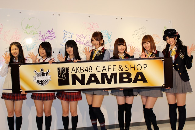 「AKB48 CAFE & SHOP NAMBA」をアピールするAKB48＆NMB48メンバー。写真左から小鷹狩佑香、城恵理子、山本彩（以上NMB48）、高城亜樹、片山陽加、小林香菜、前田亜美（以上AKB48）。 (C)AKS