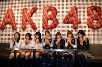 「AKB48 CAFE & SHOP NAMBA」をアピールするAKB48＆NMB48メンバー。写真左から小鷹狩佑香、城恵理子、山本彩（以上NMB48）、高城亜樹、片山陽加、小林香菜、前田亜美（以上AKB48）。 (C)AKS