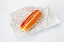 柏木由紀、渡辺麻友、 永尾まりや、北原里英が考案したデリシャス“ファイター”ドッグ。 (C)AKS