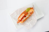 大島優子、横山由依、 宮澤佐江、岩佐美咲が考案したゴージャス“センターオーラ”ドッグ。 (C)AKS