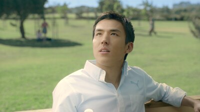 「キリン 大人のキリンレモン」新CM「キャプテン」編のワンシーン。緑あふれる公園で昔を思い出す長谷部選手。