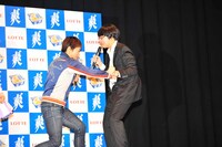 写真は本日行われたロッテアイス「爽」新CM記者発表会より。相方に重すぎるストレートを放つしずちゃん。