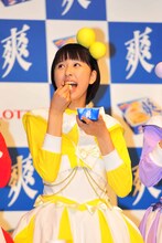 写真は本日行われたロッテアイス「爽」新CM記者発表会より。「爽」を食べて上機嫌の食いしん坊、玉井詩織。