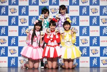 写真は本日行われたロッテアイス「爽」新CM記者発表会より。高城れに（後列右）は「四角くて持ちやすくてライブ中に持っても持ちやすい」と「爽」の魅力をアピール。