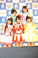 写真は本日行われたロッテアイス「爽」新CM記者発表会より。会見ではリーダー百田夏菜子（写真手前中央）が「中高生応援ヒロイン」をうっかり「中高年」と言い間違えてしまう場面も。