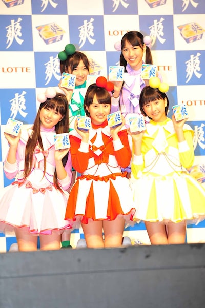 写真は本日行われたロッテアイス「爽」新CM記者発表会より。会見ではリーダー百田夏菜子（写真手前中央）が「中高生応援ヒロイン」をうっかり「中高年」と言い間違えてしまう場面も。