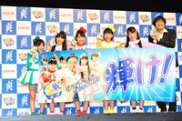 写真は本日行われたロッテアイス「爽」新CM記者発表会より。豪華な応援幕を目にした山里は思わず「今日はギャラ要らないのでこれください！」とファン丸出しの発言を漏らしてしまい「またネットが焦げたな……」と意気消沈。