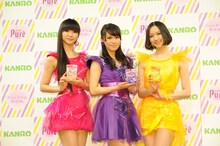 カンロ「ピュレグミ」を手にしたPerfume。