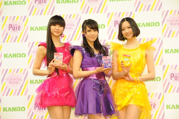 カンロ「ピュレグミ」を手にしたPerfume。