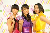 カンロ「ピュレグミ」を手にしたPerfume。