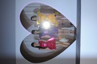 記者発表会が始まると、たくさんのハート模様のレーザーがステージ上できらめく中Perfumeが登場。