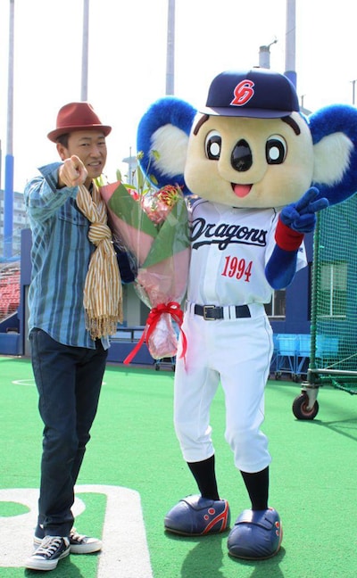 中日ドラゴンズのマスコットキャラクター・ドアラと記念撮影するSEAMO。