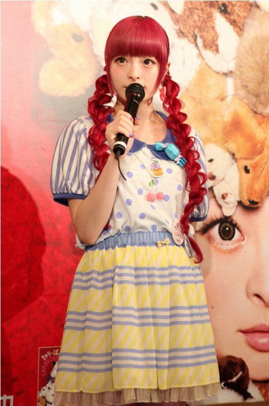 ストライプとドットのミックススタイルで春らしいファッションのきゃりーぱみゅぱみゅ。