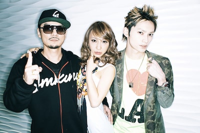 写真左からKATSUYUKI a.k.a. CONTROLER（SPICY CHOCOLATE）、AILI、SKY-HI（AAA）。
