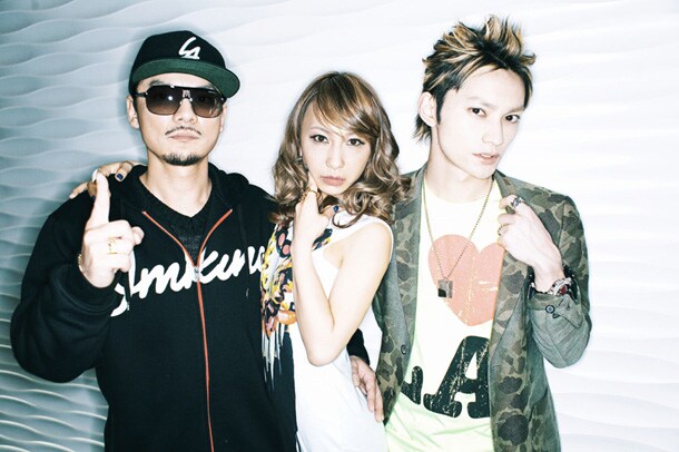 写真左からKATSUYUKI a.k.a. CONTROLER（SPICY CHOCOLATE）、AILI、SKY-HI（AAA）。