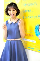 フォトセッションに応じる平野。