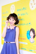 番組ポスターの前でガッツボーズを見せる平野綾。