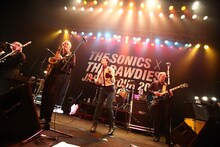 THE BAWDIESとTHE SONICSのセッションの様子。（撮影：橋本塁［SOUND SHOOTER］）
