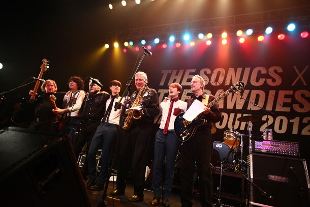 最後の「JENNY JENNY」を演奏し終え、満足げな表情で肩を組み挨拶するTHE BAWDIESとTHE SONICS。（撮影：橋本塁［SOUND SHOOTER］）
