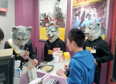 慣れないレジ打ちに苦戦するMAN WITH A MISSIONのメンバー。