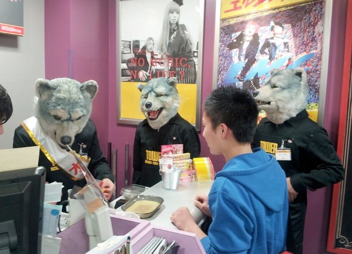 慣れないレジ打ちに苦戦するMAN WITH A MISSIONのメンバー。