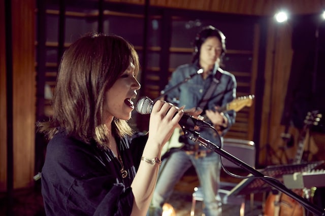 トレードマークだった腰まであるロングヘアをバッサリ切り、新しいヘアスタイルでスタジオライブに臨んだ越智志帆。