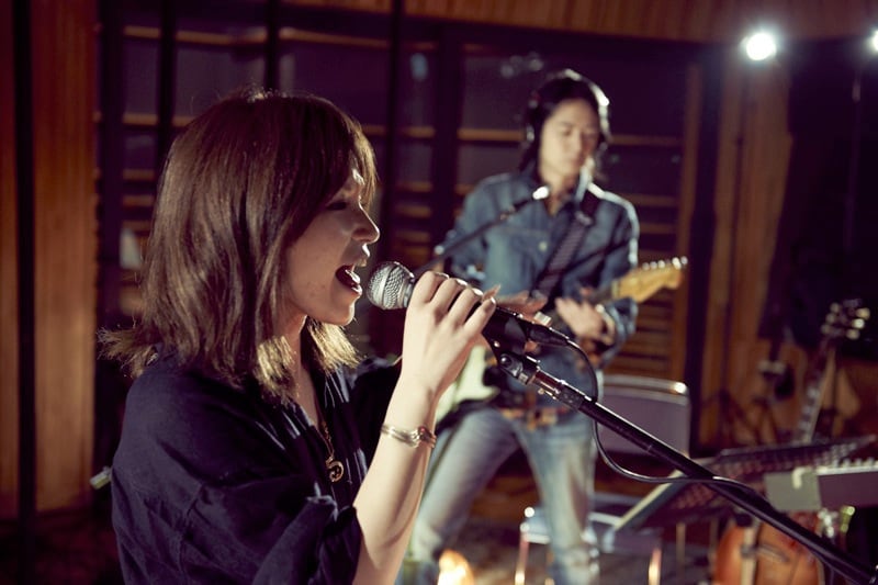 トレードマークだった腰まであるロングヘアをバッサリ切り、新しいヘアスタイルでスタジオライブに臨んだ越智志帆。