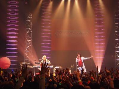 クラブツアー「20th Anniversary CLUB TOUR 2012 minimum CLUSTER」新木場STUDIO COAST公演の模様。