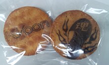 「グループ魂×キューンミュージック」ロゴ入りお煎餅。価格は“サンキュー価格”390円。