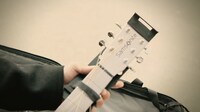 動画「The suitcase guitar - samosonite's attachment gadget」のワンシーン。