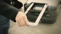 動画「The suitcase guitar - samosonite's attachment gadget」のワンシーン。
