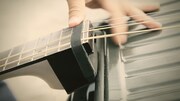 動画「The suitcase guitar - samosonite's attachment gadget」のワンシーン。