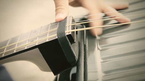 動画「The suitcase guitar - samosonite's attachment gadget」のワンシーン。