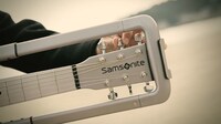 動画「The suitcase guitar - samosonite's attachment gadget」のワンシーン。