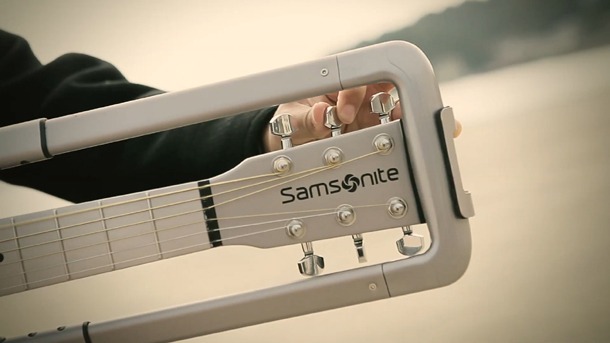 動画「The suitcase guitar - samosonite's attachment gadget」のワンシーン。