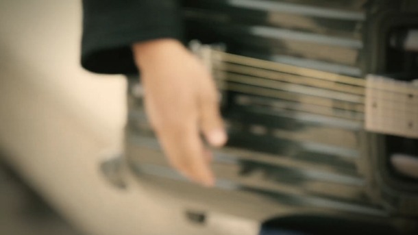 動画「The suitcase guitar - samosonite's attachment gadget」のワンシーン。