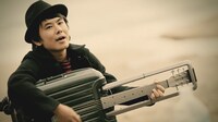 動画「The suitcase guitar - samosonite's attachment gadget」のワンシーン。