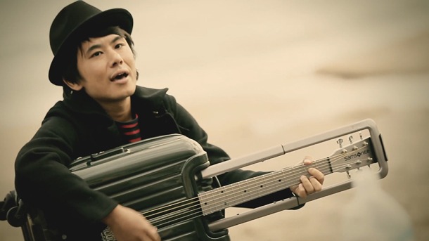 動画「The suitcase guitar - samosonite's attachment gadget」のワンシーン。