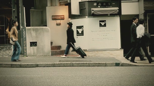 動画「The suitcase guitar - samosonite's attachment gadget」のワンシーン。