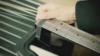 動画「The suitcase guitar - samosonite's attachment gadget」のワンシーン。