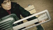動画「The suitcase guitar - samosonite's attachment gadget」のワンシーン。