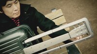 動画「The suitcase guitar - samosonite's attachment gadget」のワンシーン。