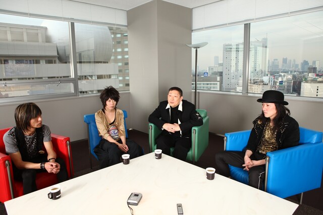 対談はCASCADEのメンバーが森雪之丞を囲む形で行われた。