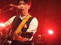 「チェインギャング」の演奏中にハーモニカも披露する森山直太朗。