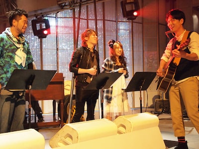 スタジオライブリハーサル中の槇原敬之、西川貴教、高橋みなみ、森山直太朗（写真左から）。